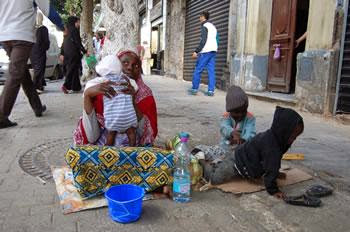 Les migrants clandestins et les réfugiés leur font concurrence : Les affaires sont dures pour nos mendiants!