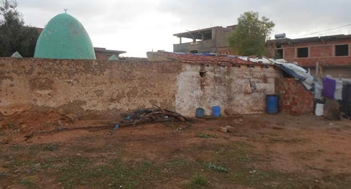 MASCARA : Une famille loge dans un mausolée à Tighennif