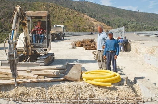 Mauvais choix des entreprises, contrats irréguliers, surcoûts et malfaçons,  Les grands travaux au royaume du gaspillage
