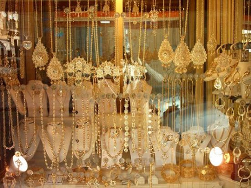 ORAN : Une femme vole 940 millions de bijoux