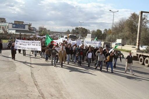 3 000 patriotes en colère ont tenté de marcher sur Alger .