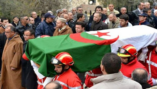 Constantine : une foule nombreuse et de hauts fonctionnaires de l’Etat accompagnent le wali d’Annaba à sa dernière demeure