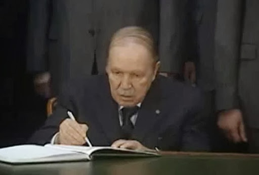 Le président Bouteflika signe la loi de finances 2015