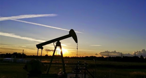 Le prix du pétrole poursuit sa dégringolade