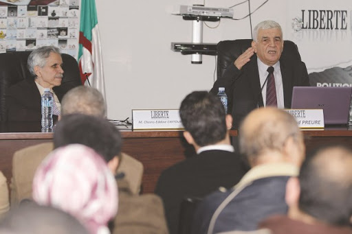 Le Professeur Chems-Eddine Chitour et le Docteur Mourad Preure, hier, au forum de “Liberté”  “Vivement la crise !”