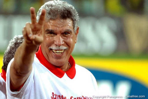 Shehata remet à Madoui le trophée de meilleur entraineur algérien