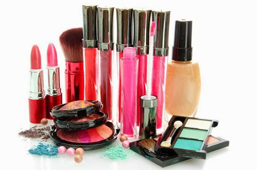 Tentative d’écoulement de produits cosmétiques périmés