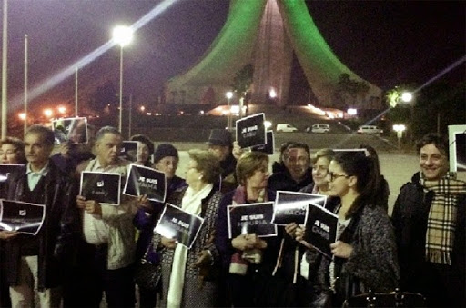 Attaque contre “Charlie Hebdo”,  Rassemblement hier soir à Alger : “Mémoire et solidarité” !!