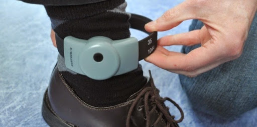 Détention provisoire : Le bracelet électronique comme alternative ?