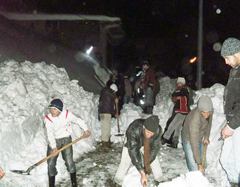 Intempéries : pluies et neige abondantes bloquent les routes
