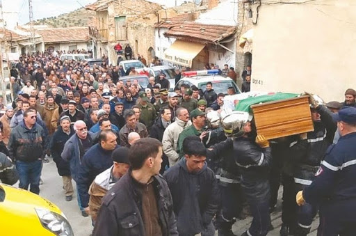Le journaliste Abdelkrim Djaâd enterré hier à Ighil Ali en présence d&rsquo;une foule nombreuse, L&rsquo;enfant prodige des Ath Abbas rejoint sa terre natale