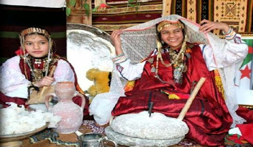 Le voile traditionnel de la femme bou-saadie, la Mlahfa, fait de la résistance contre les temps modernes