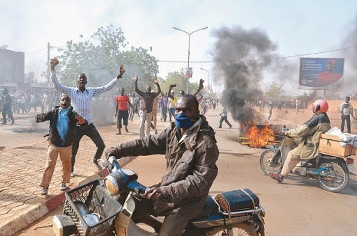 Les caricatures de “Charlie Hebdo” bouleversent le monde musulman,  Violentes manifestations antifrançaises