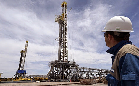 Main tendue à l’opposition, assurance sur l’impact de la crise pétrolière, Les partis réagissent