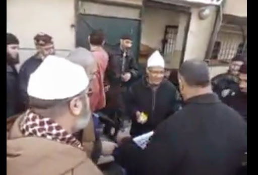 Quand Ali Benhadj brûle un drapeau français(Vidéo)