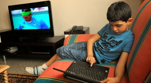 Addiction aux écrans des appareils électroniques: Les enfants en danger