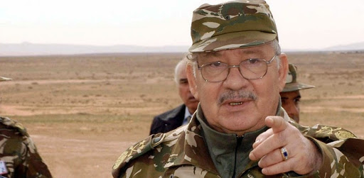 Après l’école polytechnique à Bordj el Bahri, l’académie de cherchell, Gaïd Salah multiplie les sorties sur le terrain