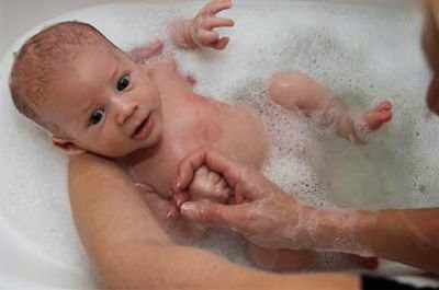 Bebe Je Lui Donne Son Premier Bain Algerie360 Bebe Je Lui Donne Son Premier Bain Algerie360