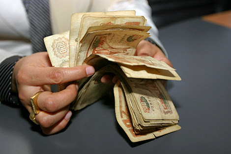 La dévaluation du dinar en cause