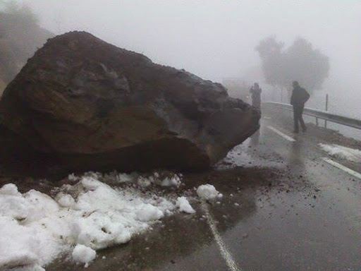 La route Guenzet-Bougaa (Sétif) bloquée par la chute d’un rocher
