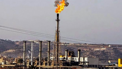 Le pétrole grimpe, aidé par une grève des raffineries aux États-Unis