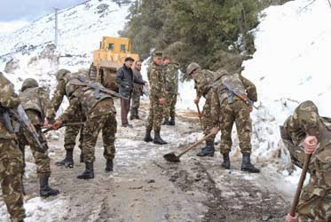 Les éléments de l’ANP participent aux opérations de déneigement à Tizi Ouzou