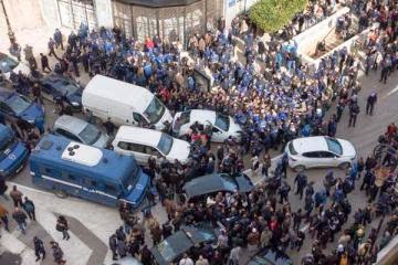 les forces antiémeute bloquent la manifestation anti gaz de schiste d’Alger