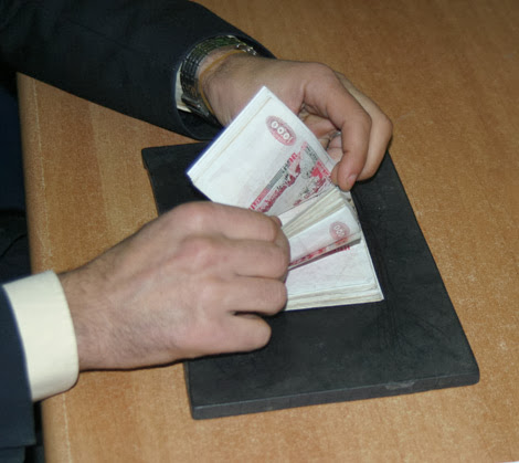 Salaires: Le public paye gros !