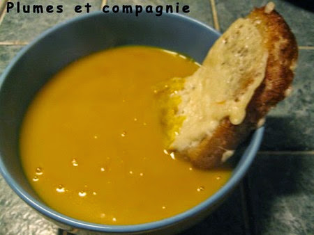 Soupe de légumes au pain et au gruyère