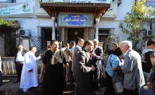 Des cadres ou parti en conclave,  Le FLN tente de recoller ses morceaux