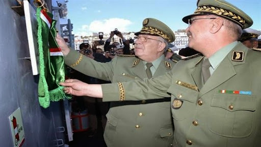 Le général de corps d&rsquo;armée Gaïd Salah supervise à Alger l&rsquo;accostage de « Kalâat Beni Abbas »
