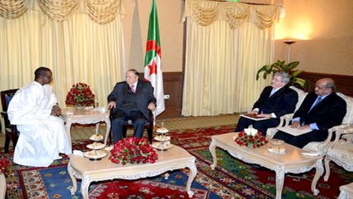 Le président Bouteflika reçoit les nouveaux ambassadeurs de Guinée et du Zimbabwe