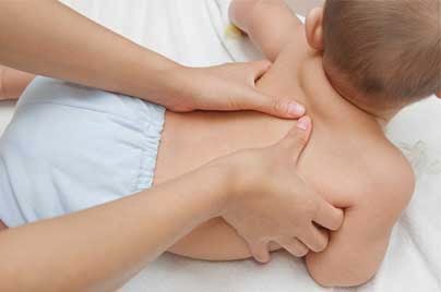 Masser bébé : un geste d’amour