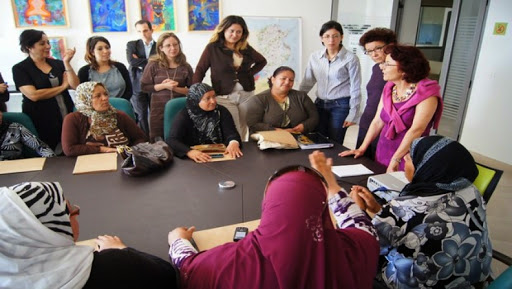 Meilleure insertion des femmes dans les professions intellectuelles, faible accès aux postes de décision