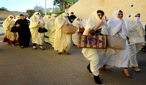 Oran: des dizaines de femmes défilent en Haïk