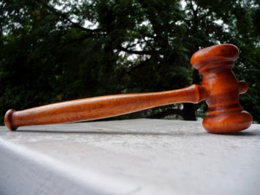 Une complice de « Dorro » traîne deux innocents en justice !