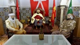 Hadj Ahmed Bey et ses deux puissants vizirs, grandeur nature