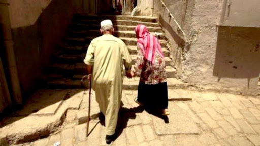 Insérer les personnes âgées dans la vie sociale pour atténuer leurs problèmes de vieillesse