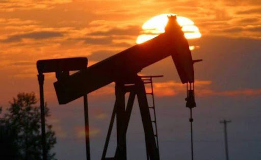 Le pétrole grimpe, aidé par des achats à bon compte