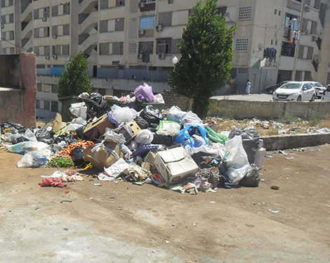 Les sacs en plastique et les emballages des marchands jonchent les lieux, M’dina J’dida, un pôle de commerce et de… déchets