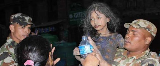 Népal: deux enfants extraits vivants de décombres, près d’une semaine après le séisme