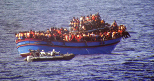 Un chalutier chavire avec 700 migrants à bord selon le HCR