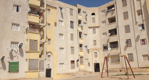 un scandale urbanistique surnommé ‘’la tour de pise de bouguirat’’ : un bâtiment mal-construit, risque à tout moment de s’effondrer !