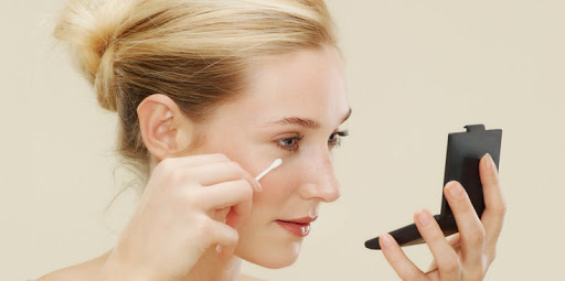 15 astuces beauté à réaliser avec un coton-tige