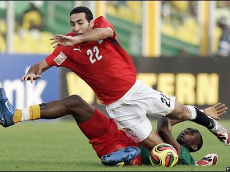 Aboutrika offre un maillot dédicacé au peuple algérien