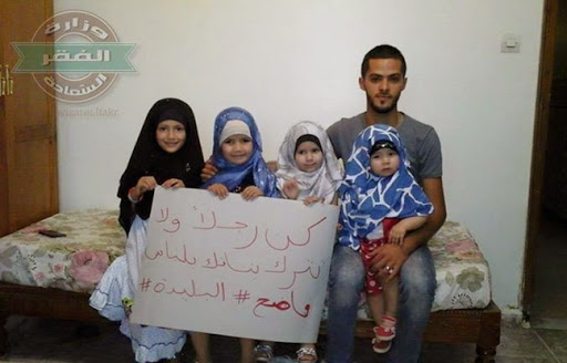 Algérie: La campagne « Ne laisse pas tes femmes sortir avec une tenue osée » fait fureur sur le Web