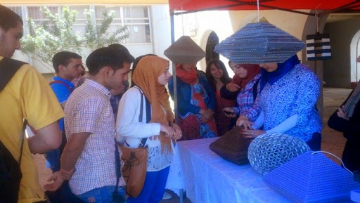 Des étudiants recyclent le carton pour fabriquer des produits décoratifs