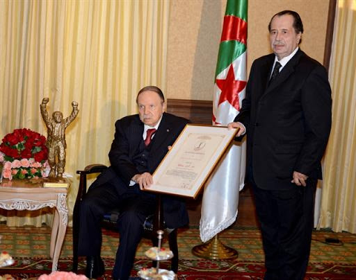Le président Bouteflika reçoit le prix Ferhat Hached de la dignité humaine pour l’année 2015