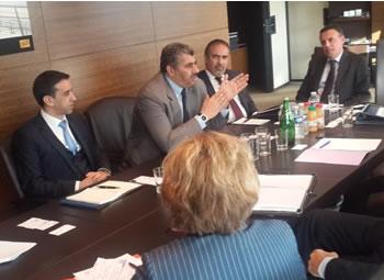 Allors que François Hollande à Alger sous 18h, Les patrons font bouger les lignes