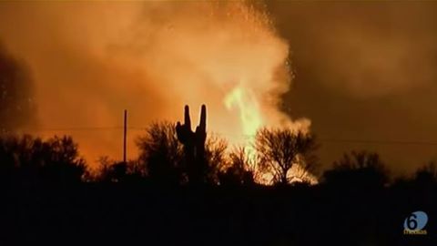 Impressionnant feu de forêt en Arizona